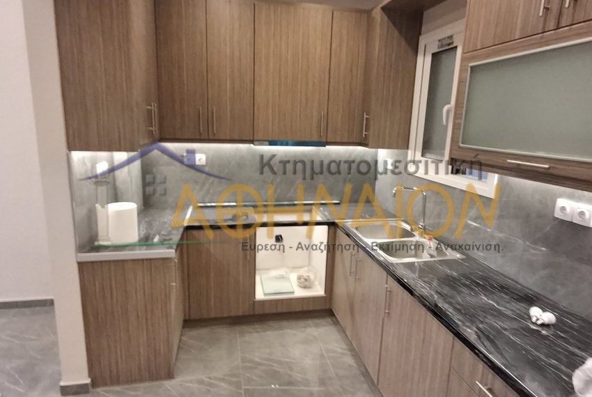Ενιαίος χώρος κουζίνας και τραπεζαρίας, πλήρως ανακαινισμένος με νέα υδραυλικά και κρυφό φωτισμό.